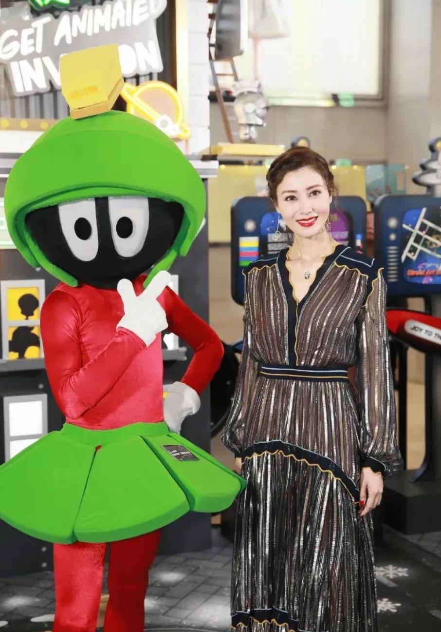 50多岁的李嘉欣
看起来就像40岁的样子
保养的还不错哦
发现没有
李嘉欣的皮肤