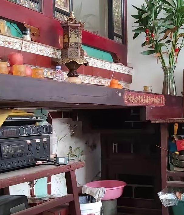 1992年，福建莆田一座破旧尼姑庵里，一张糊满蜡油、当了几十年切菜板的供桌，被人