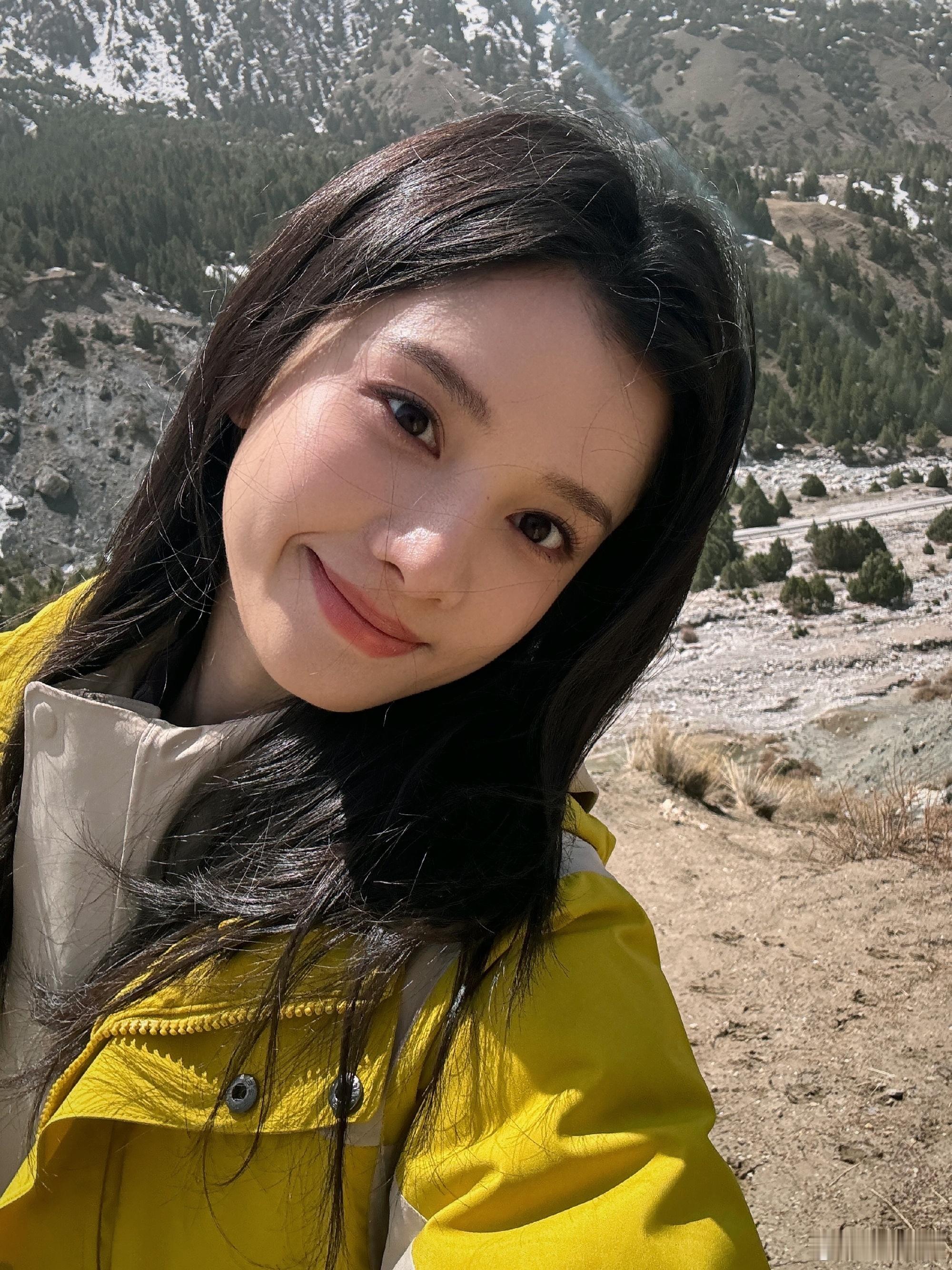 张婧仪[超话]张婧仪生图也太生了更新喀什照片⛰️和大自然融为一体的婧仪[拜托]鲜