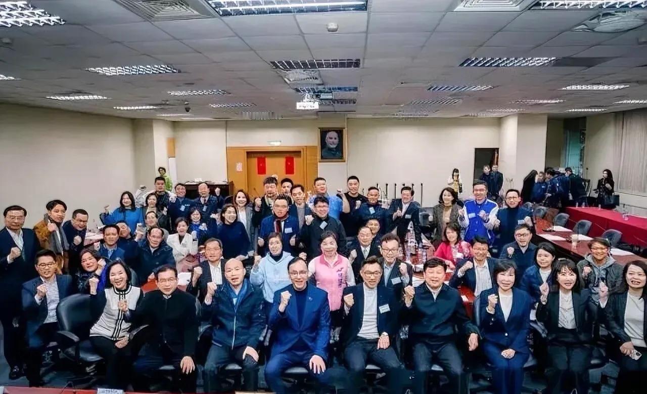 国民档立法委员大合照，又一次展现大团结？朱立伦c位当，韩国瑜江启臣两边。
