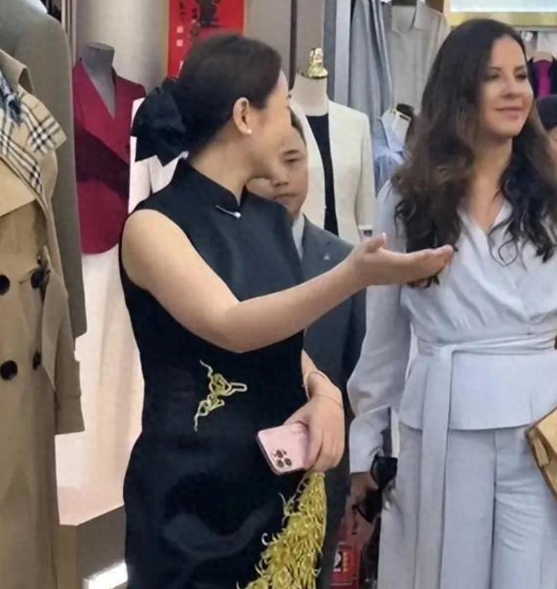 姜妍当年的美，

真不是一件旗袍能解释的

塔玛拉逛上海南外滩轻纺面料市场这事，