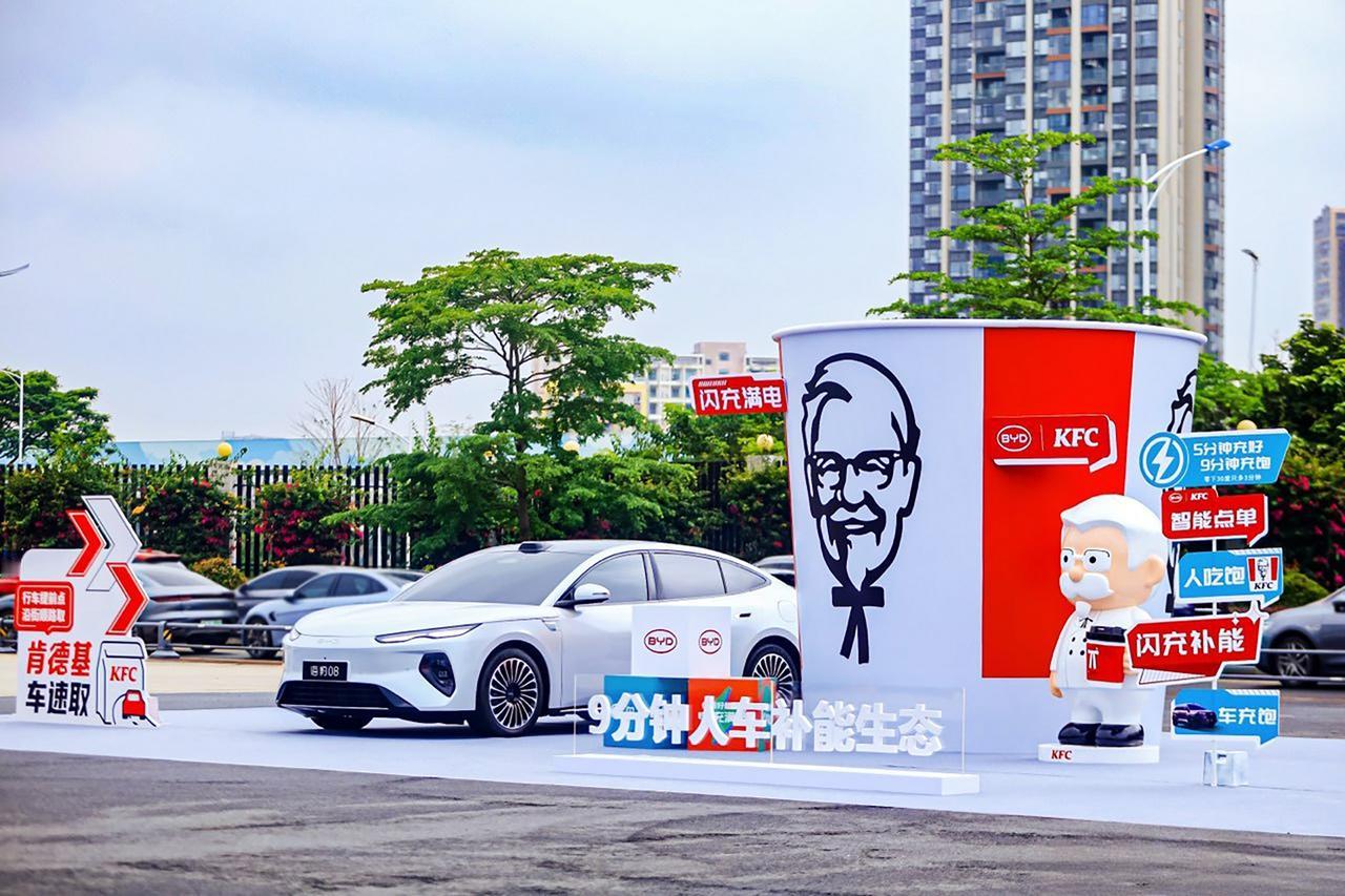 这个真好，车充电、人吃饭，快充、快餐，啥也不耽误！ 聚焦闪充技术、智能座舱与车速