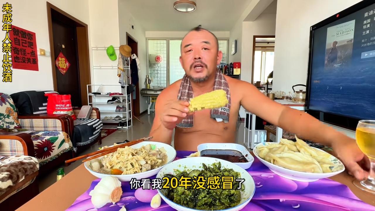 就在前几天，也不知道那个沙和尚受啥刺激了，明明外面更热，这跑出去乘凉，那个鸡蛋明