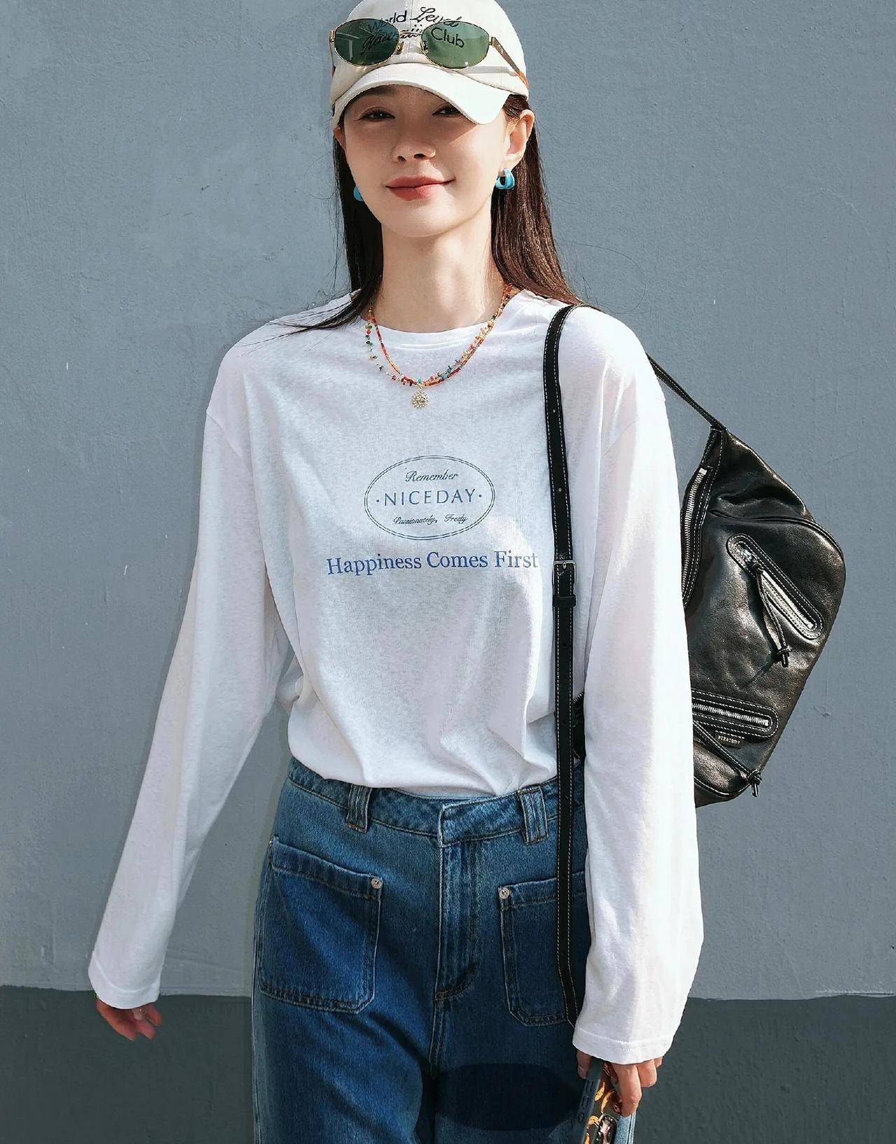 沈梦辰才是基础款穿搭天花板！
白T+阔腿牛仔裤，简单两件套直接穿出时髦感，休闲又