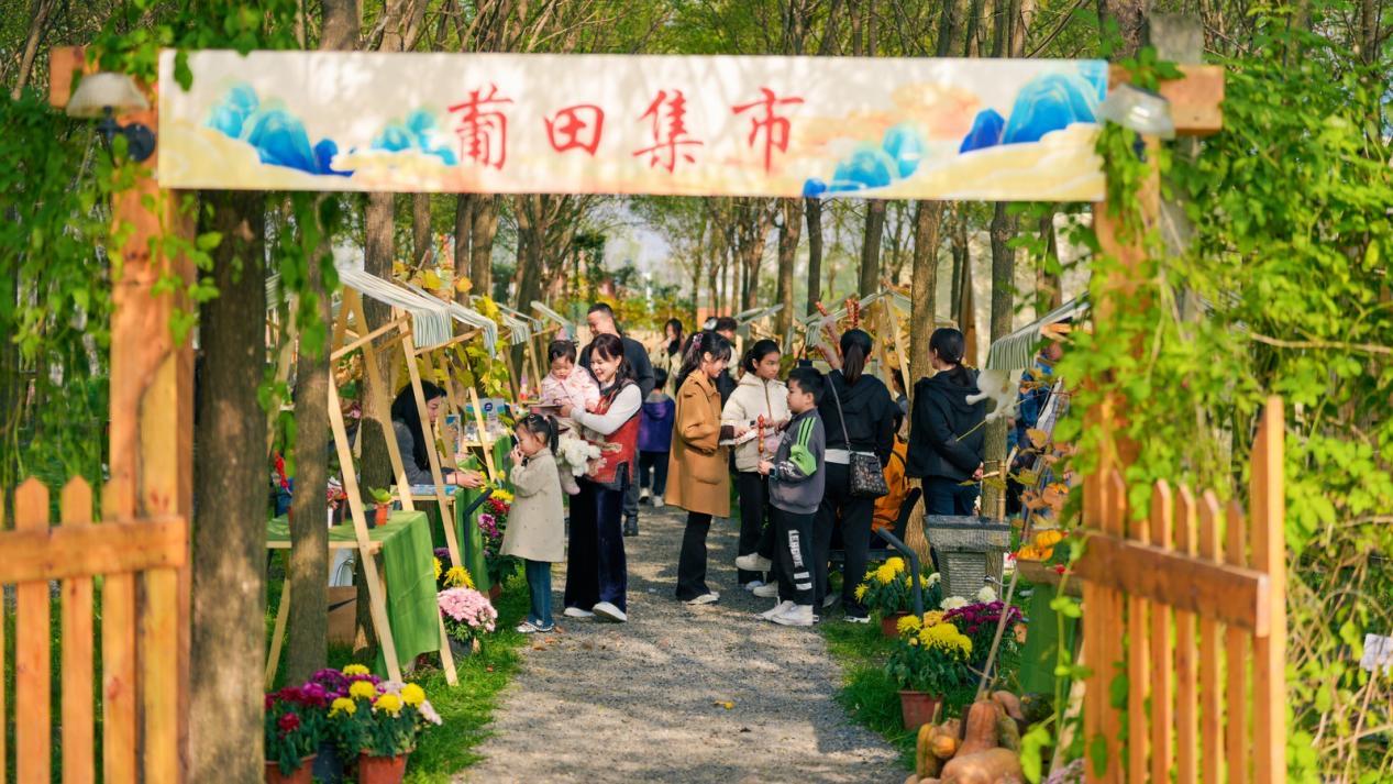 秋日限定亲子时光 收获知识与温暖
 
近日，一场以“葡田枝下·秋实雅集”为主题的