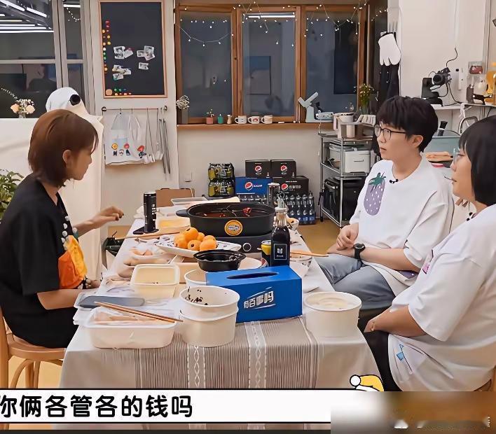 袁弘一部戏800万，钱却给妈妈管。张歆艺不要他的卡，也不要密码。她说，家里的开销