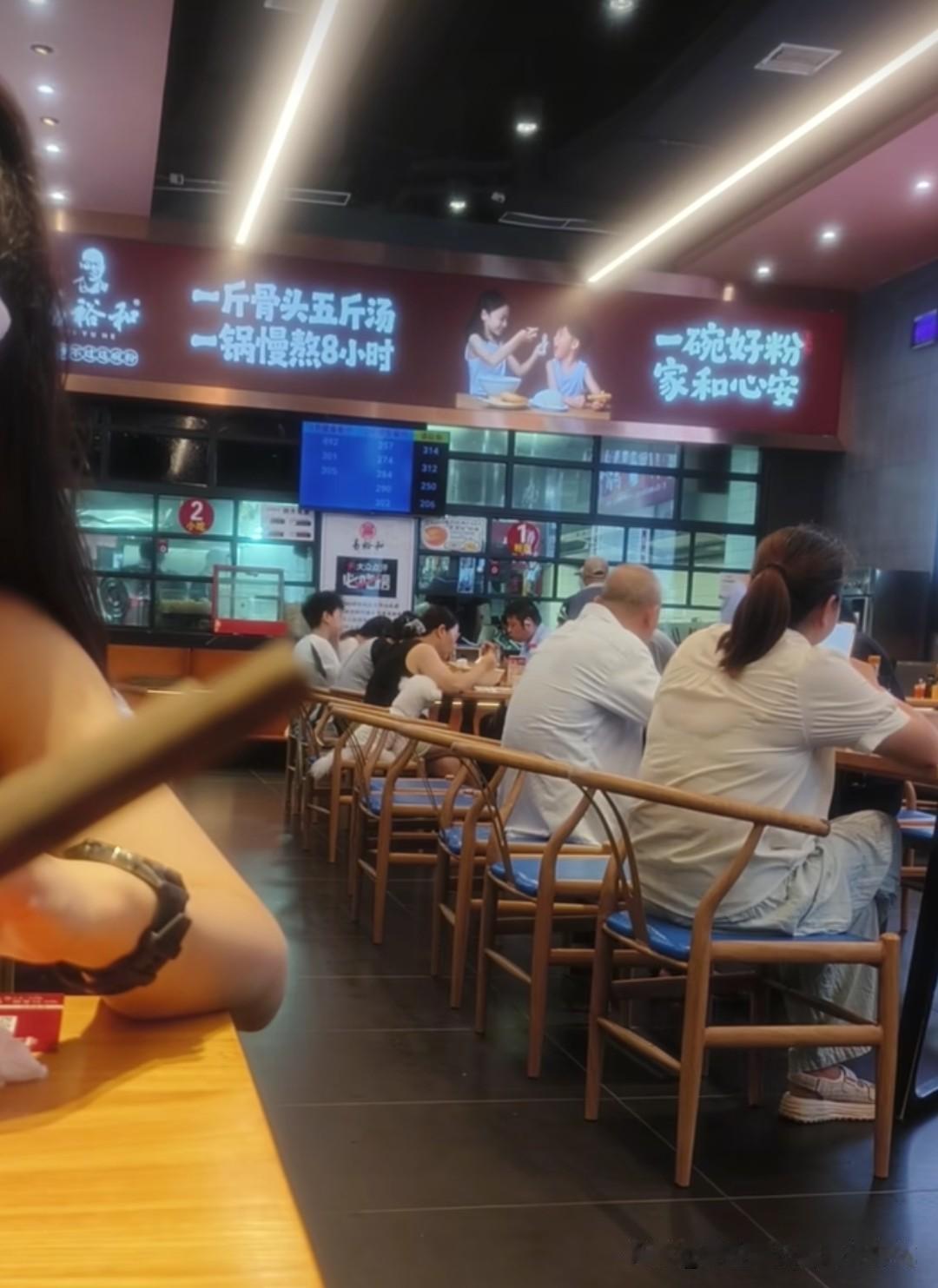 “狗上桌”这股妖风最终还是吹到了长沙，这次轮到了广电的易裕和，最近这家店因为狗上
