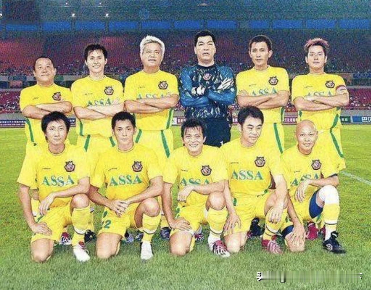 千禧年初，香港明星足球队来内地参加一场友谊赛的首发阵容合影

后排右起：队长谭咏