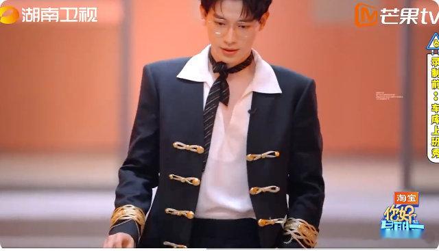 辛云来[超话]辛云来狂系穿搭 辛云来的狂系穿搭太可了！黑色西装利落有型，领带绕颈