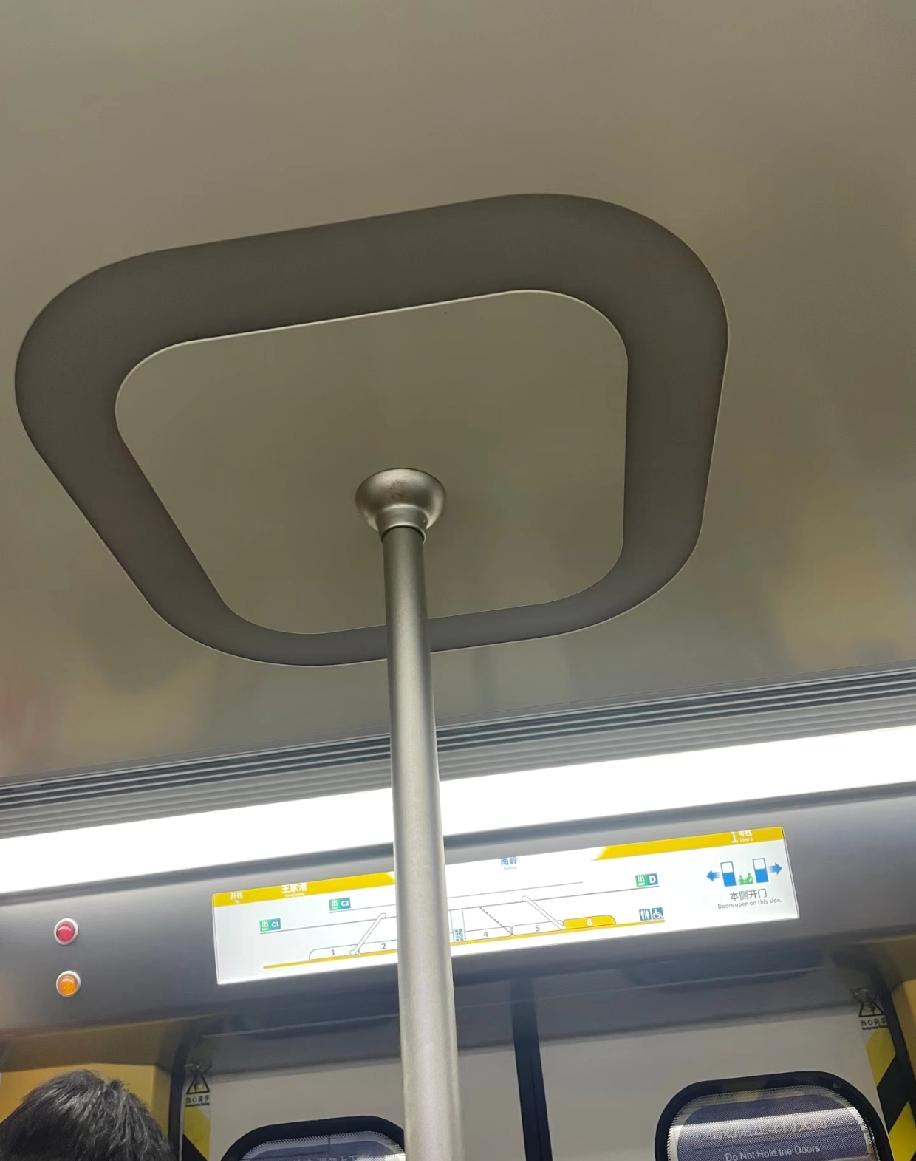 从北京回来坐青岛地铁，直接触发后遗症，满脑子都是北京地铁顶部那圈钢圈扶手，能扶着