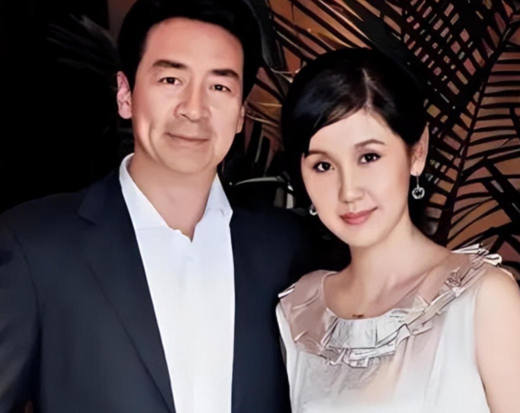 2003年，49岁的寇振海向演员李婷表白，李婷拒绝的说：寇老师，你比我大，就算我