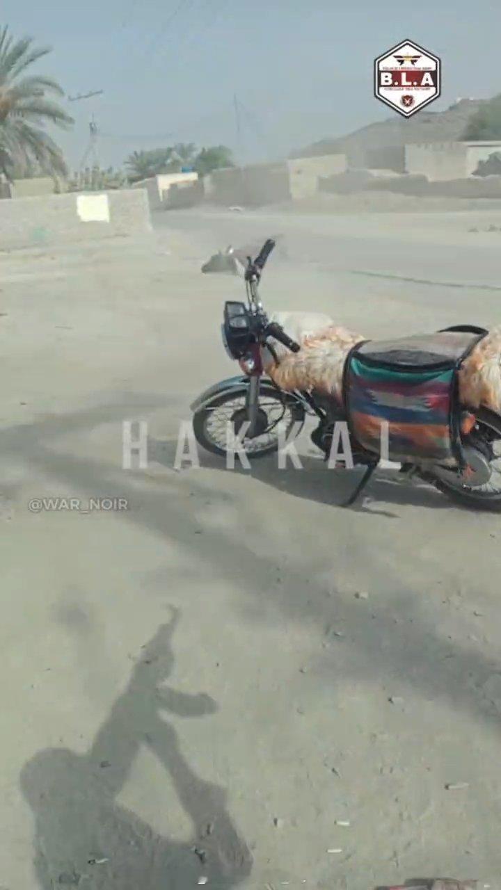 “俾路支解放军”（BLA）发布了其在俾路支省曼德县发起袭击的视频，杀死了两名骑摩