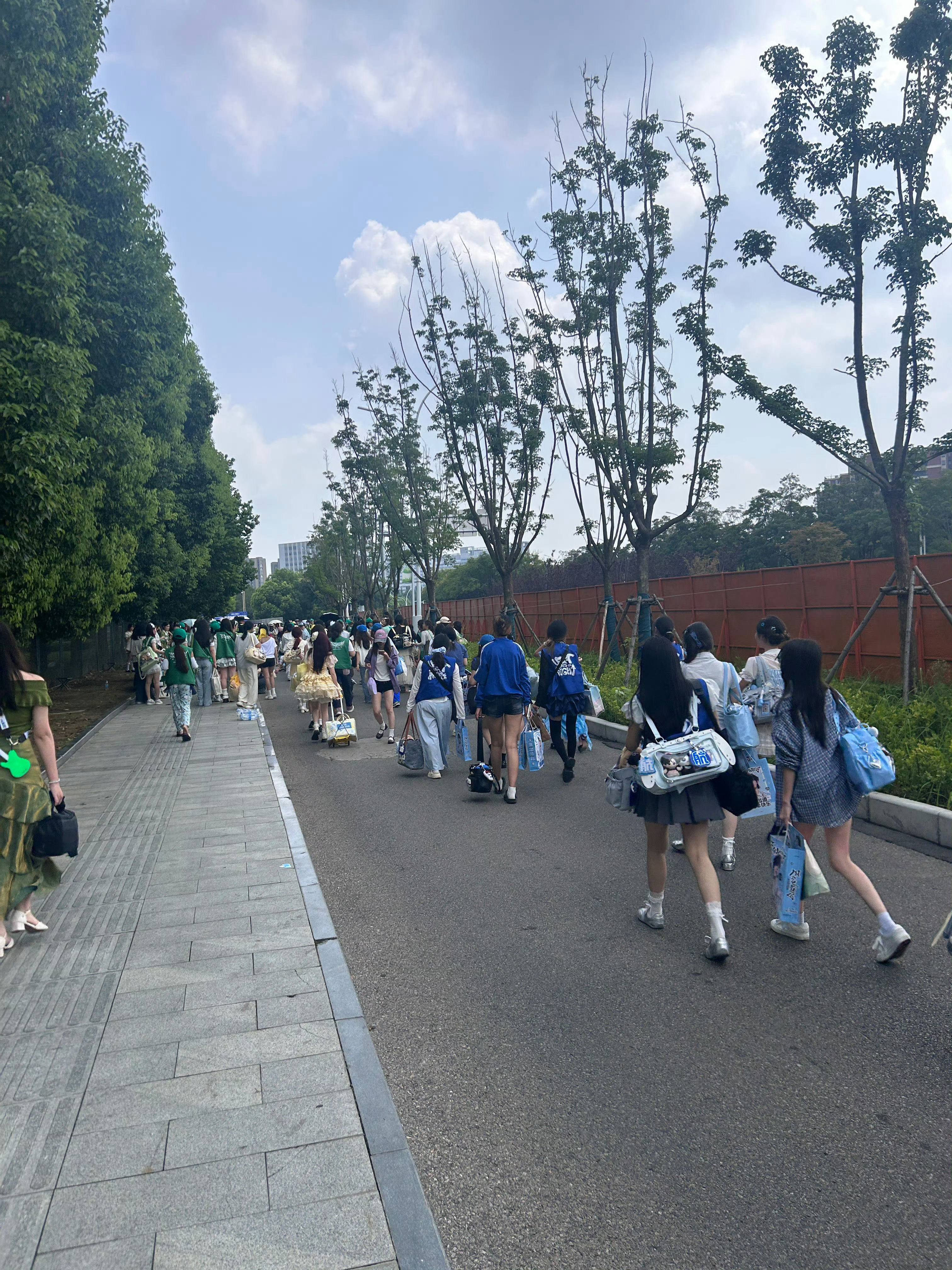 不用等包车了 直接打车去或者看到宝丝就拼个车去吧 【西门】【北门】都可以 看见绿