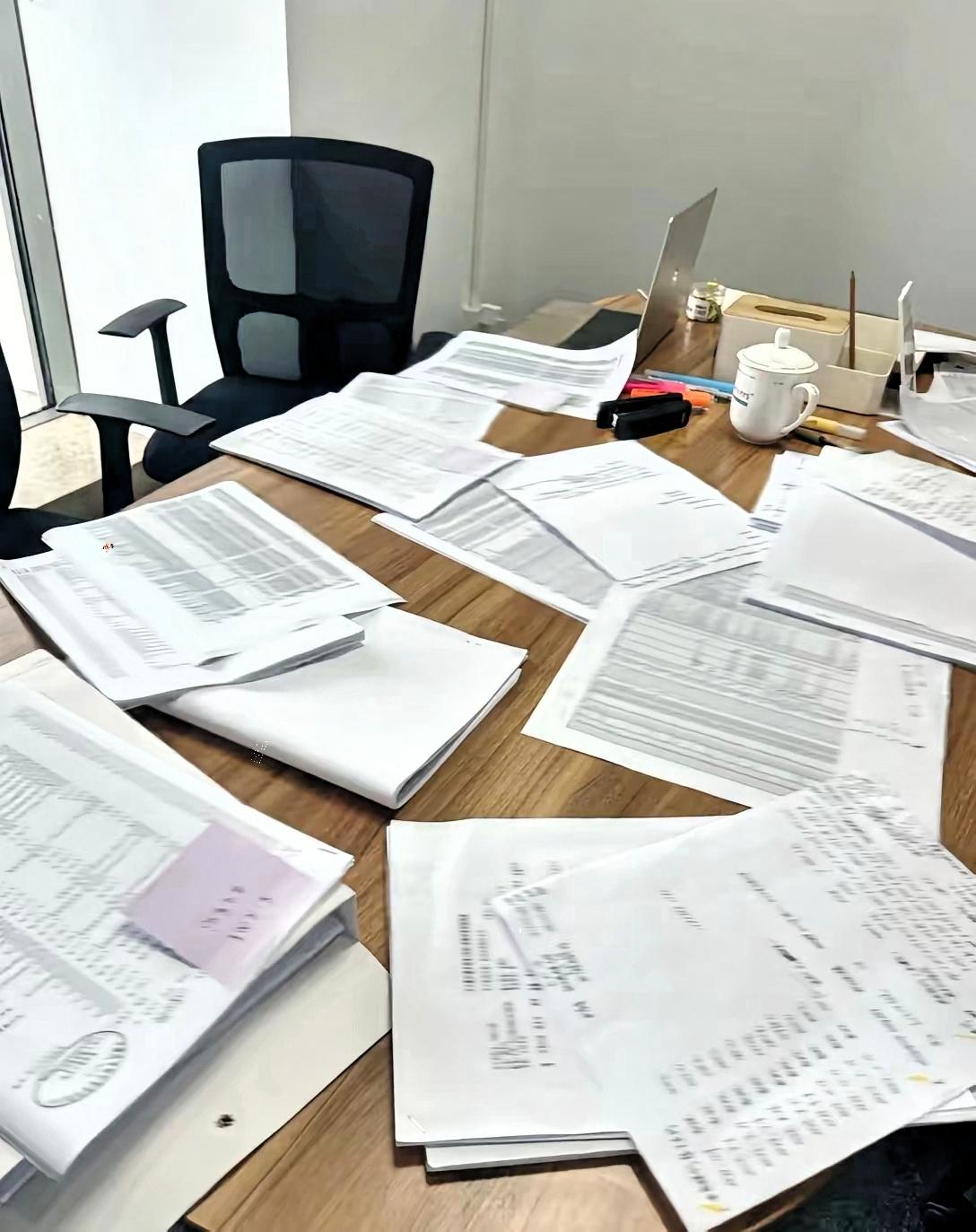 昨晚又和老婆吵到后半夜。她骂我没用，说我一个男人，欠了一屁股债，还天天窝在家里。