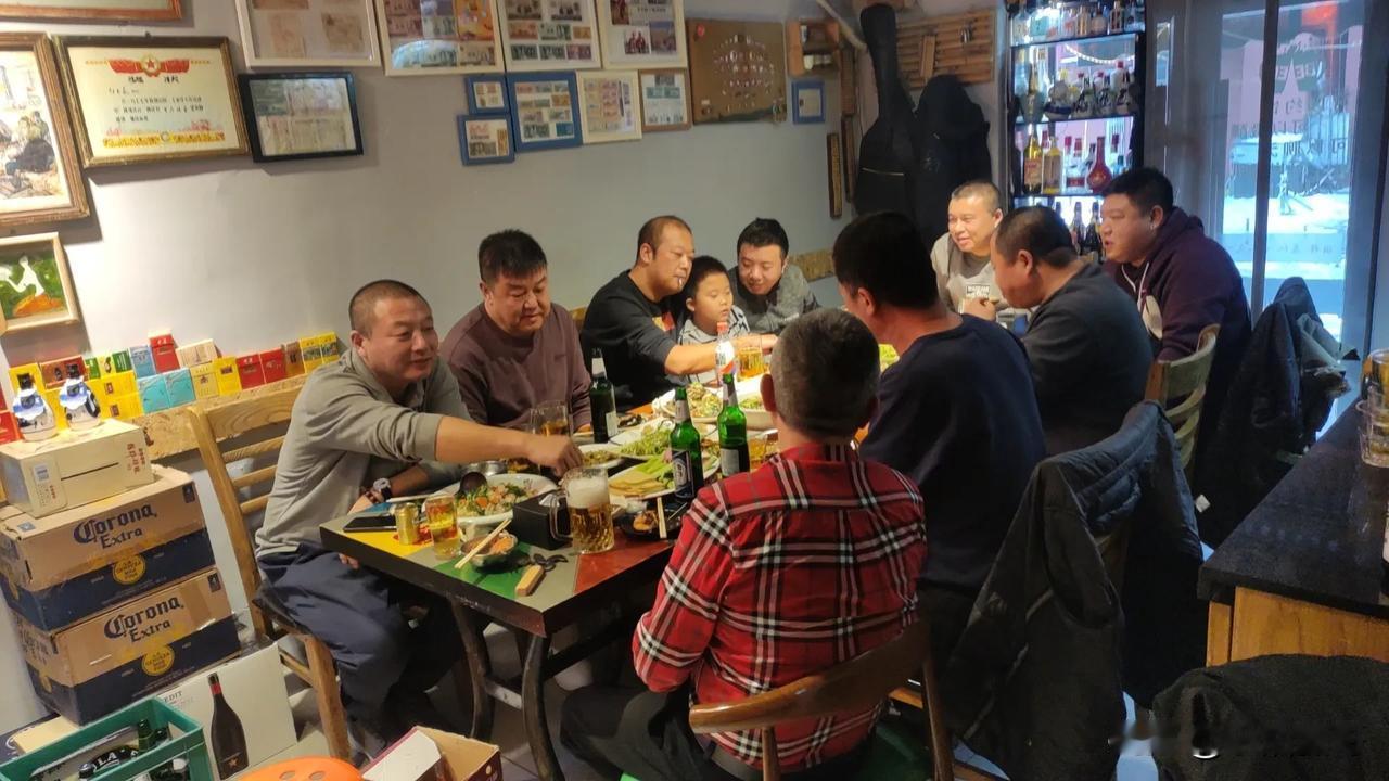 [啤酒]新年将至，车友会的哥们兄弟们又欢聚一堂啦！
十个人，十四个菜，吃的惬意，