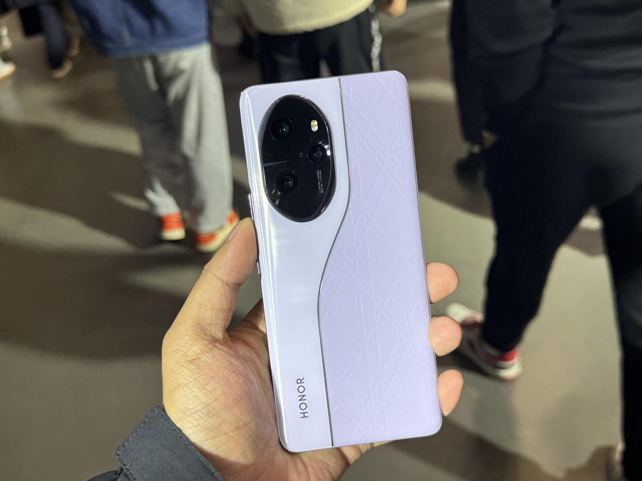 摸了摸其他博主提前拿到的荣耀100Pro，手感确实可以，很轻很精致。荣耀这个居然