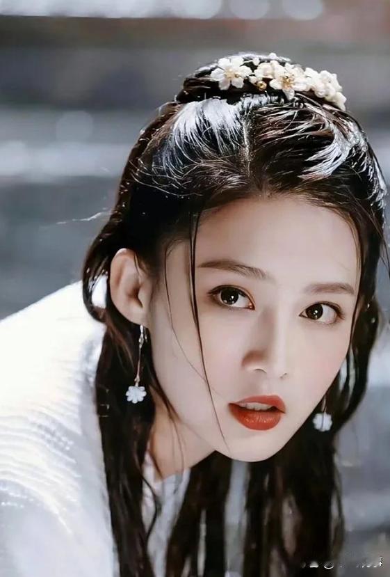 我算是弄明白为啥李沁总感觉就差那么“临门一脚”了。一开始我以为她剧本和代言多得不
