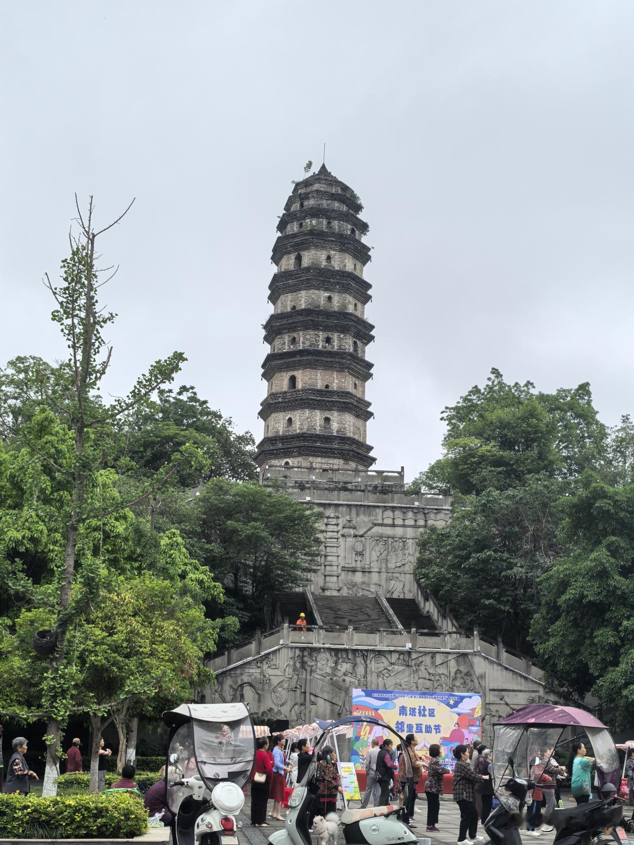 分享随手拍的美照清晨，塔前小坝子，锻炼的男女们，在欢快的歌声里，翩翩起舞。