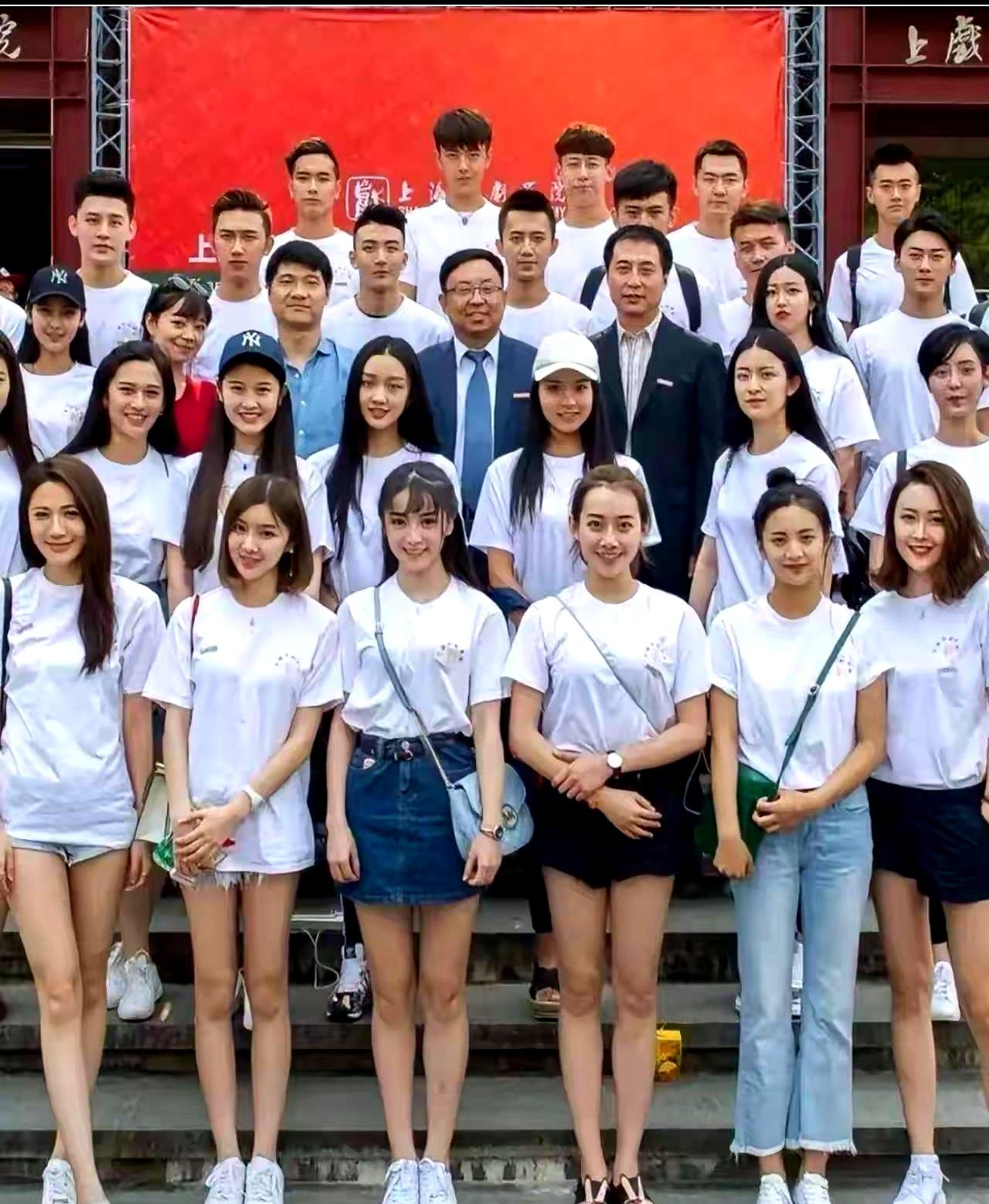 一张大学合照就能看出谁以后能红？
还真别说，田曦薇这事儿就挺典型的！
最近有网友