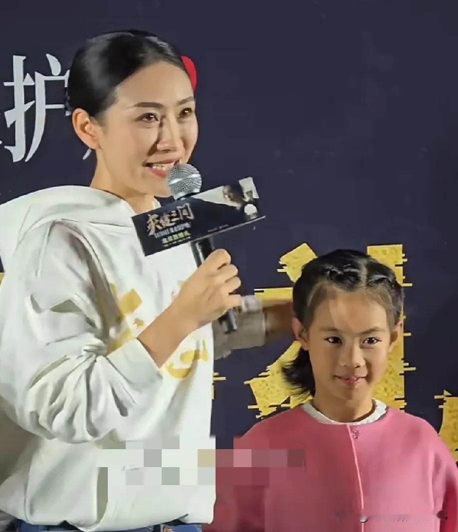 陶昕然给8岁女儿翻衣领，真是个细心的好妈妈！一眼就看出衣领没翻好，立马就动手翻好