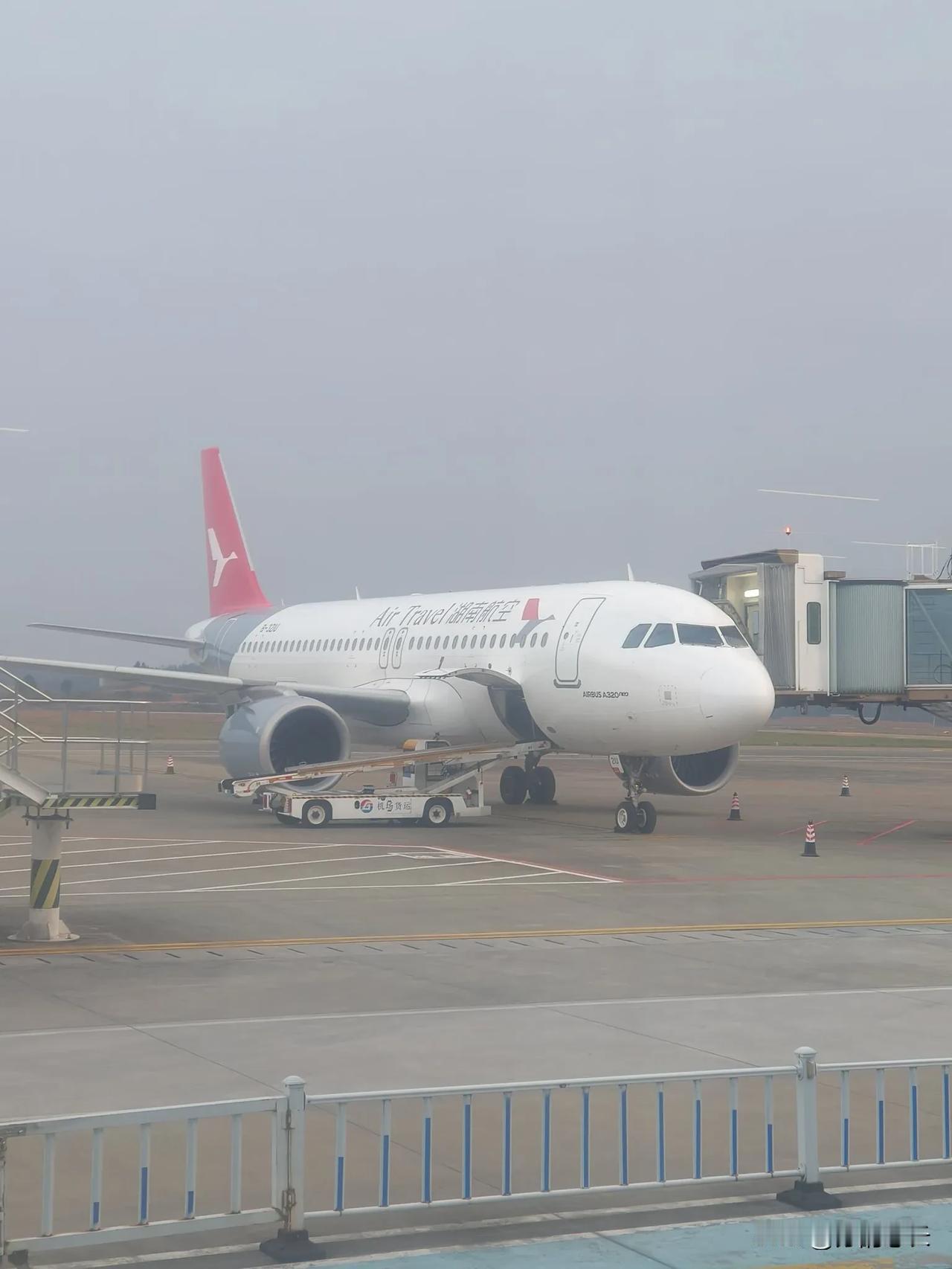 近2小时的航程，就一瓶350毫升的矿泉水，想想现在的航班有多么的草率，我记得以往