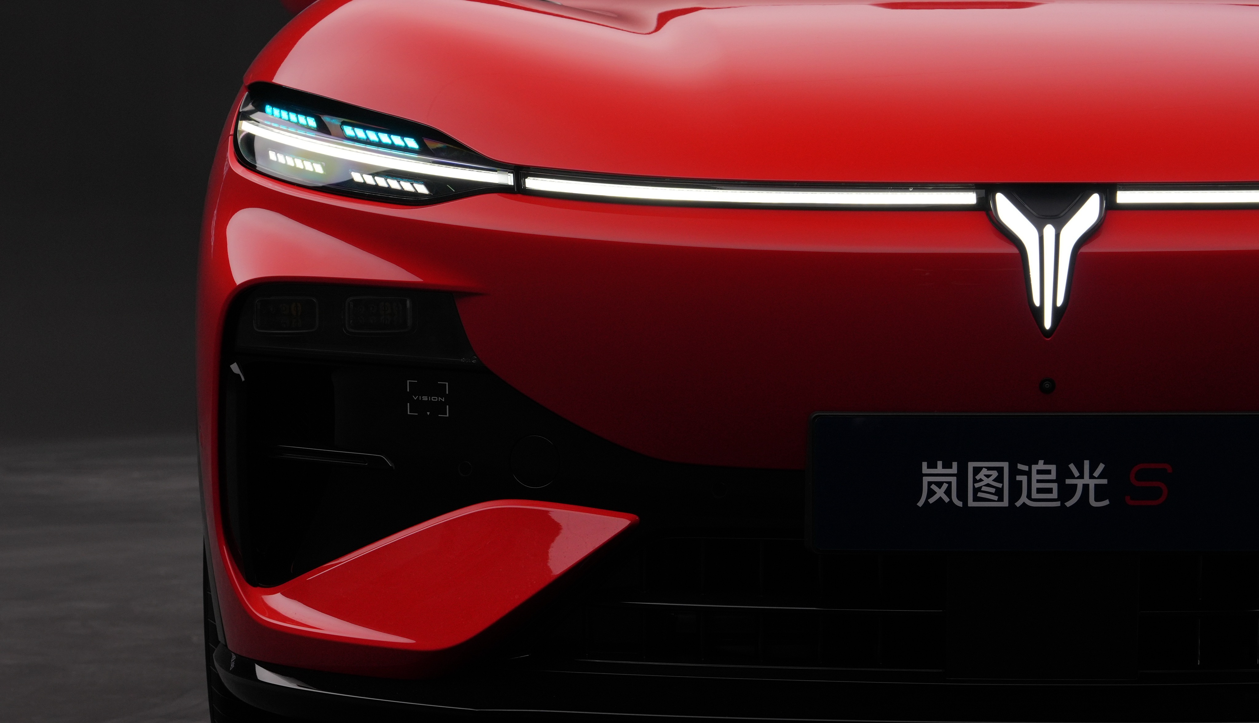 岚图追光S中大型纯电轿跑SUV，全系800V高压平台，16分钟快充补足续航，长续
