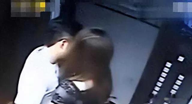 一名22岁的年轻男子向当地警察局报案，但声称自己在电梯里遭遇了不幸事件，一名熟人