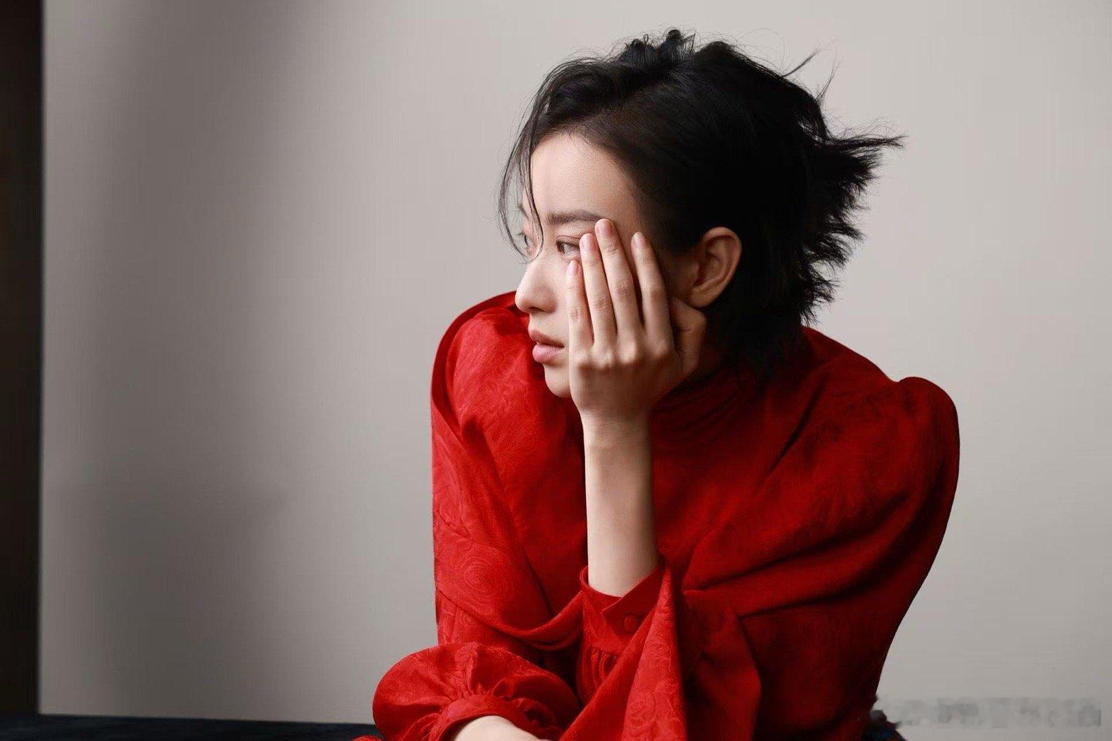 倪妮时装十二月封面 在倪妮的封面里，能看到电影的质感。她慵懒的姿态像精心设计的镜