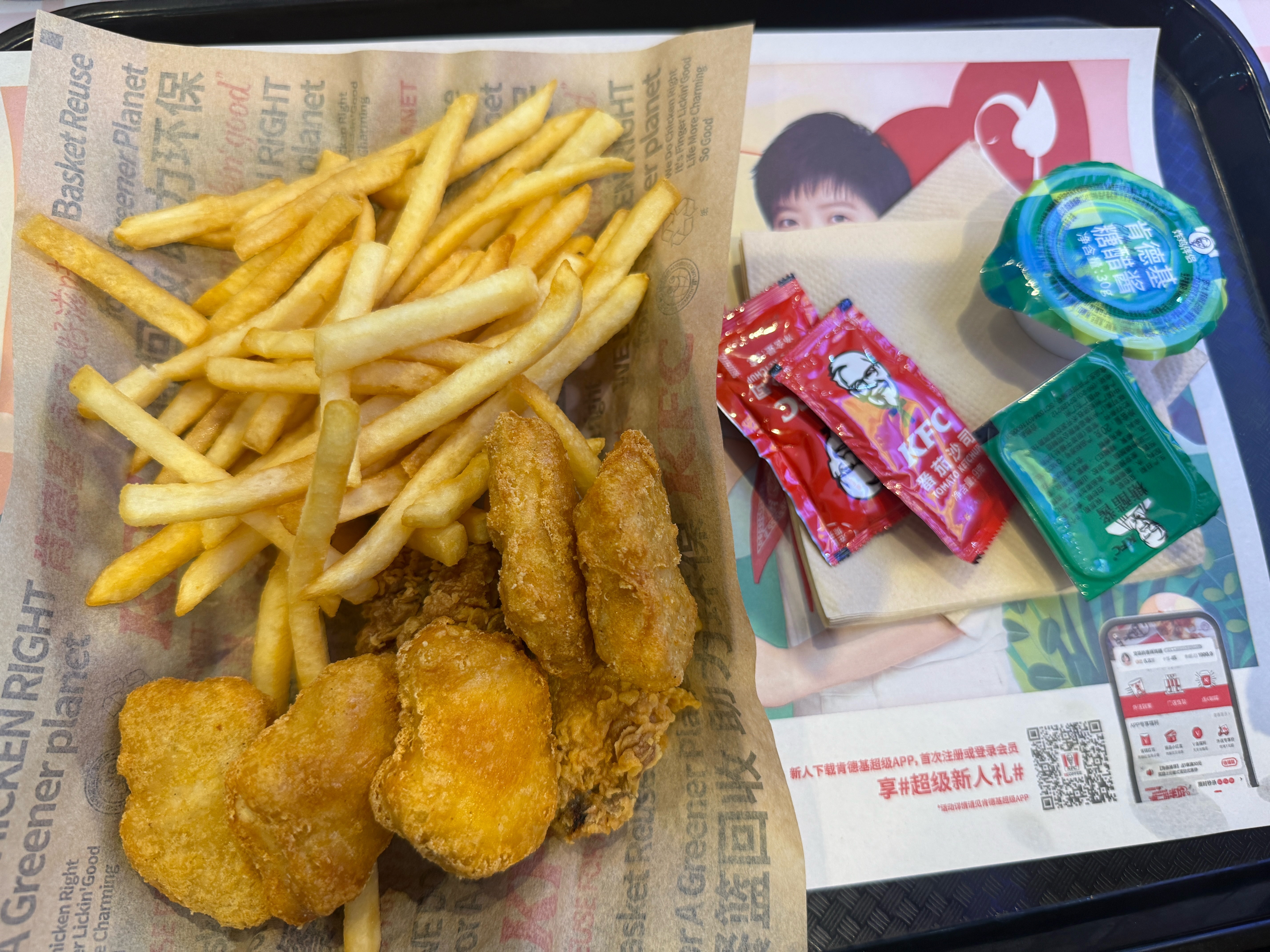 来一份超豪华KFC～毕竟现在不送酱了花了一块二单点的呢！！今天小卷长胖了吗