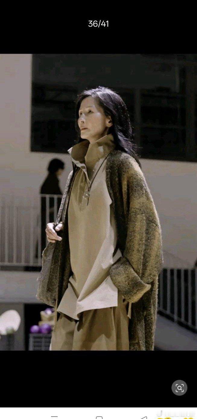 她五十八岁开始做模特，是香奈儿唯一一个中国模特。 