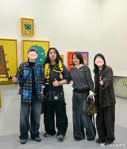 17岁费曼长这么高了吴镇宇的儿子吴费曼和妈妈看展，和一同观展的路人合影了。从照片