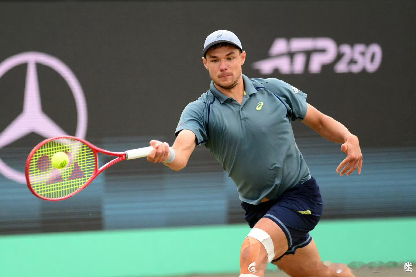 即时战况：ATP250🇳🇱斯海尔托亨博斯公开赛决赛，🇵🇱迈赫扎克首盘1️