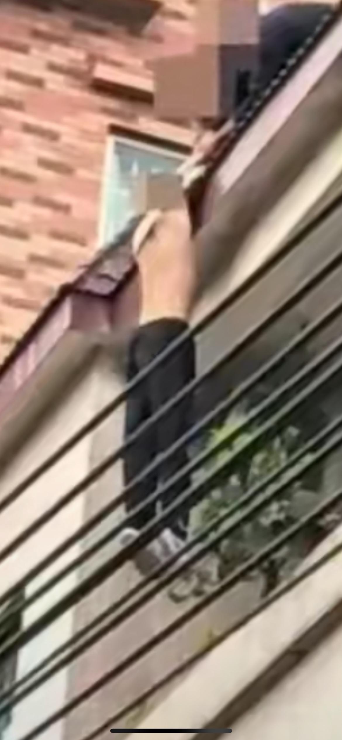 东莞一男子失足悬空在4楼，情况危急……2025年11月30日，东莞洪梅镇一名患抑