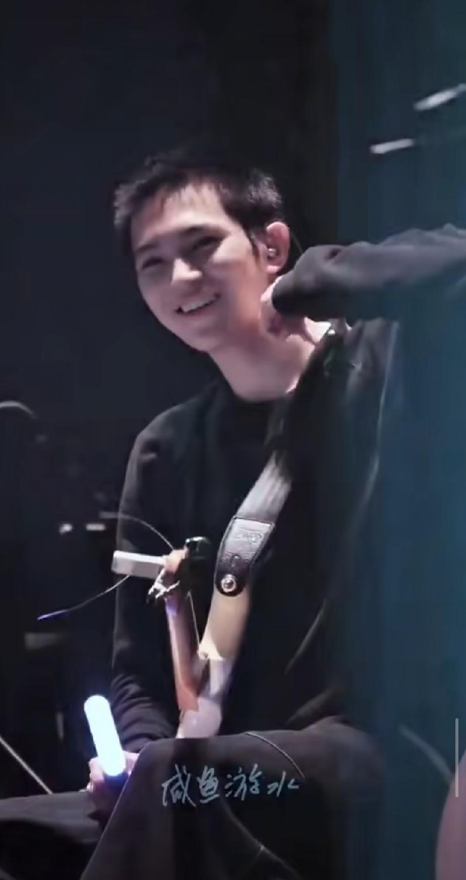 张智霖开演唱会，网友却把注意力转移到他19岁的儿子魔童身上，不少人说这孩子和爸爸