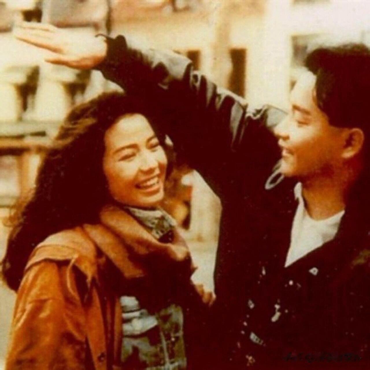 钟楚红1980年代爆红后，成龙、众多豪门追求者不断，可她从不动心。见过娱乐圈最繁