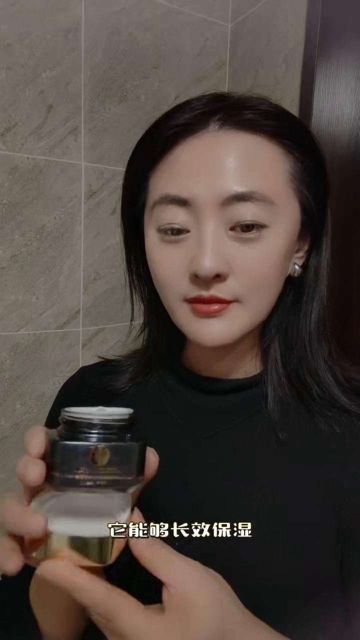 悦蕾奢宠面霜。
这款悦蕾抗皱紧致奢宠面霜，大家习惯叫它悦蕾奢宠面霜。它能够长效保