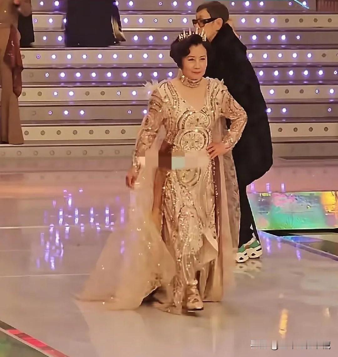 近日，阿姐汪明荃出席TVB周年庆典，穿着臃肿晚礼服，戴着王冠，汪明荃真的老了，舞