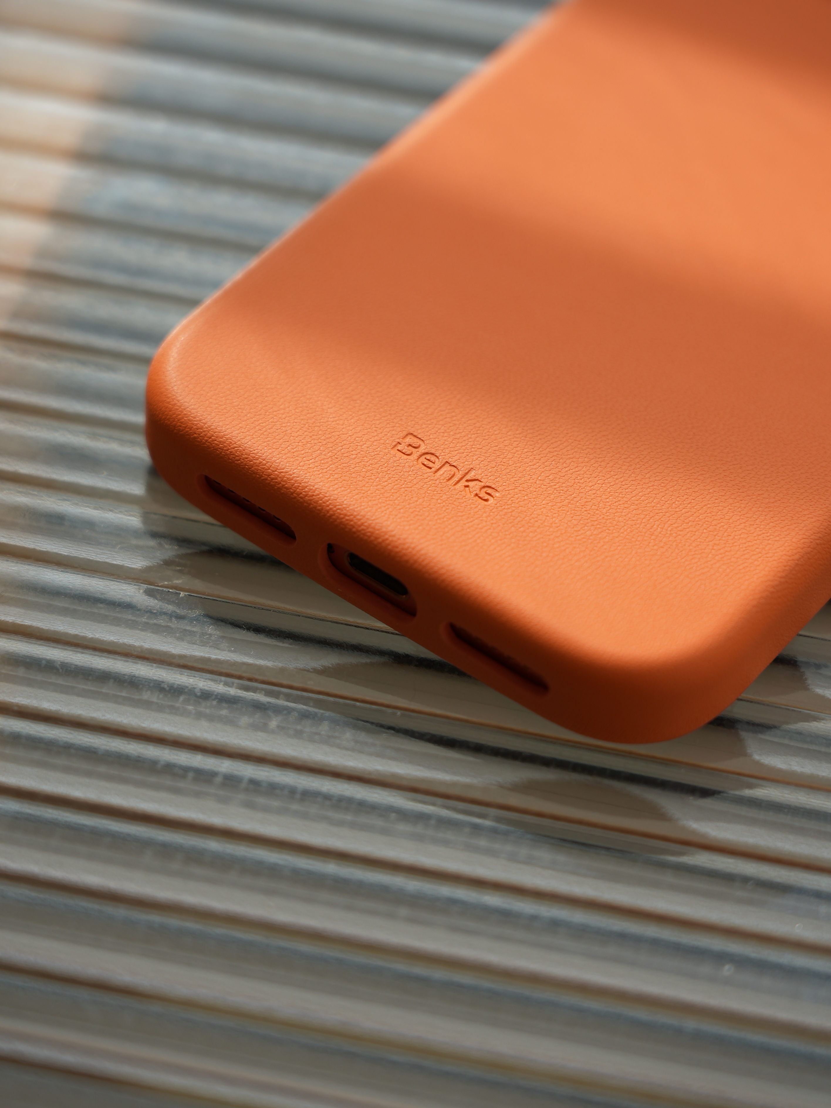 也算是终于找到一款，很适合今年iPhone 17 Pro Max的壳膜，橙色确实