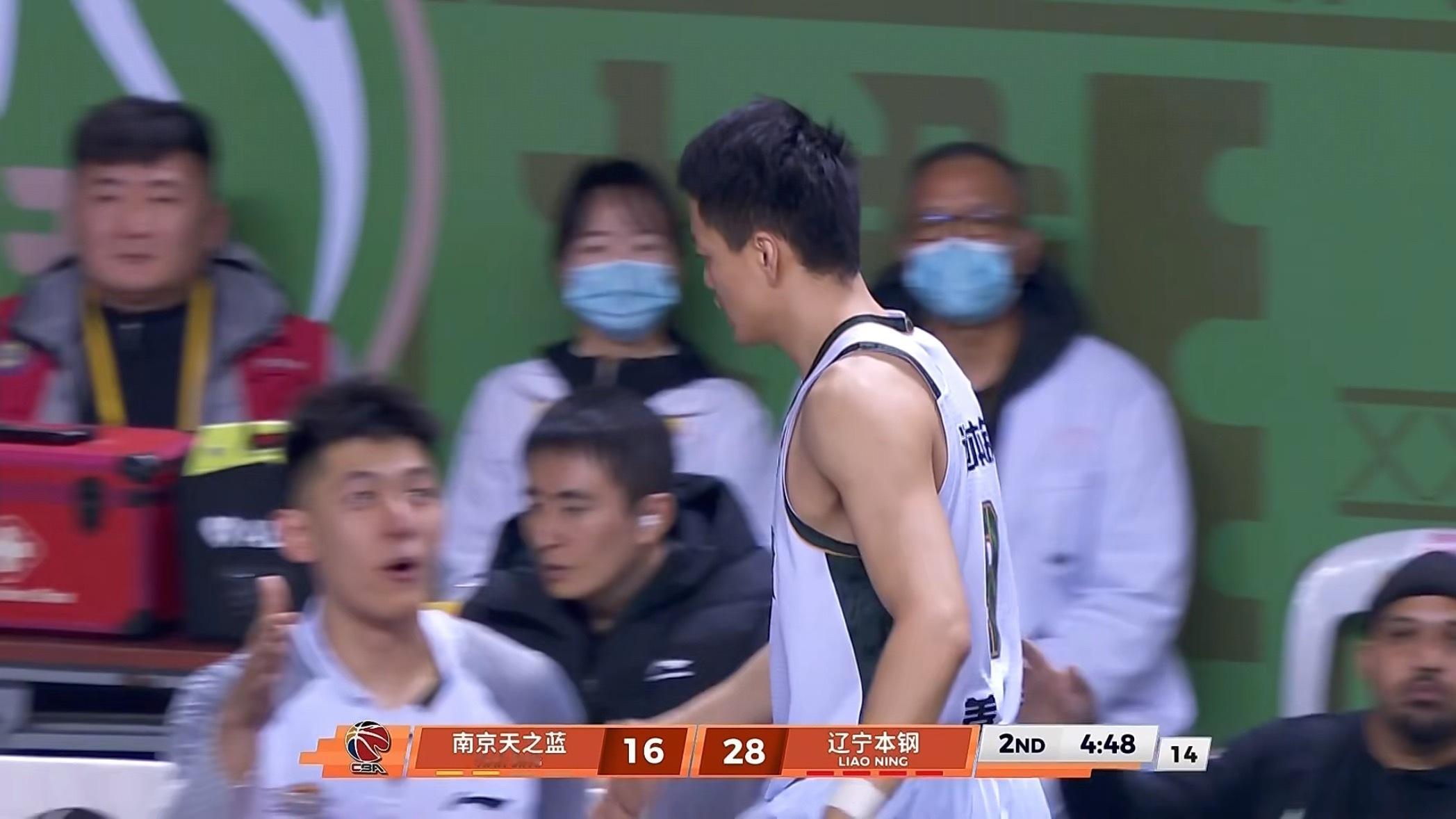 张陈在姜宇星下场后给大姜捏捏哈哈哈哈哈南京男篮vs辽宁男篮辽宁男篮