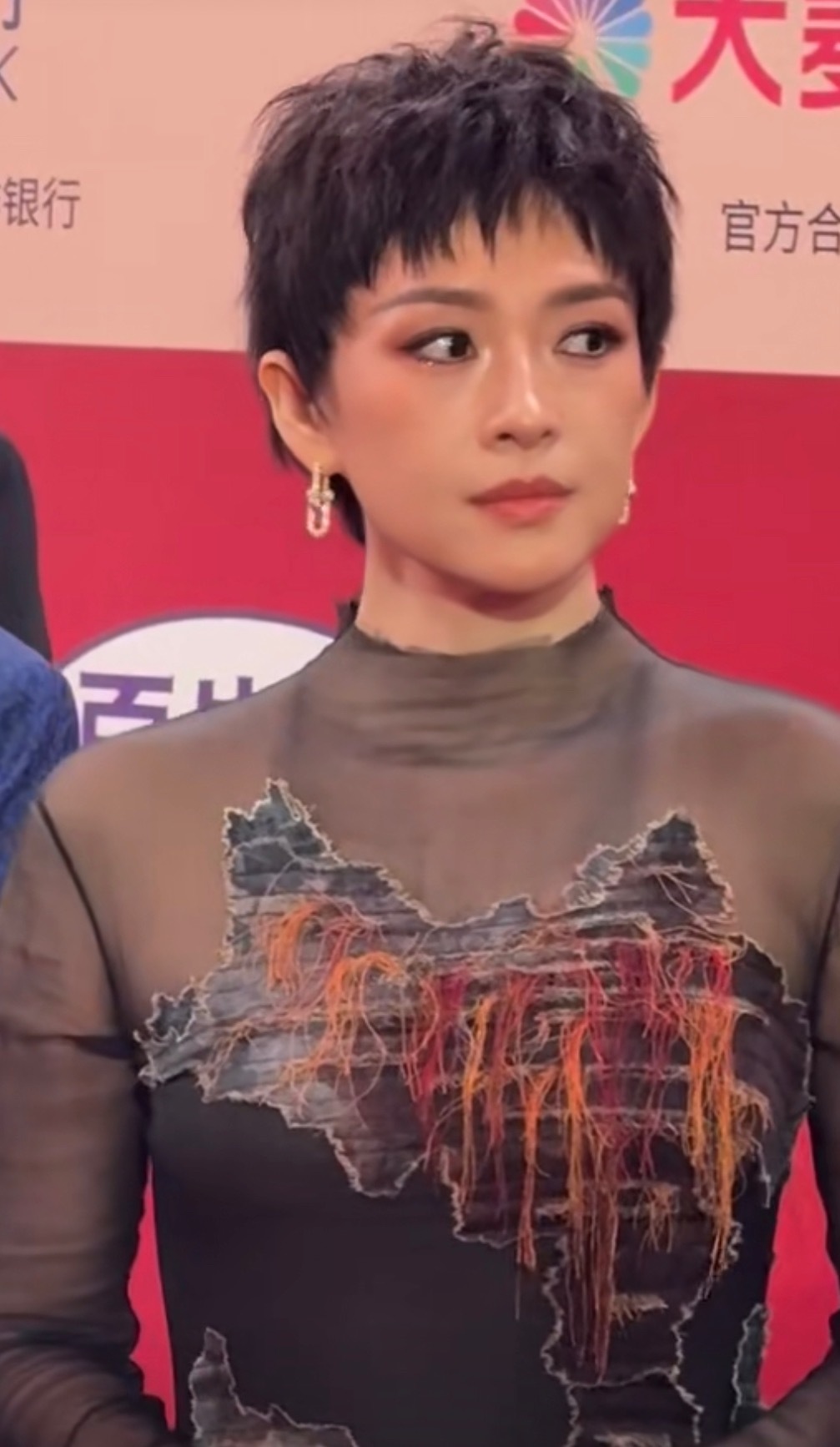 章子怡短发哇塞，我姨这个短发好个性好气派好突破[笑cry]走红毯众星捧月，镇场子