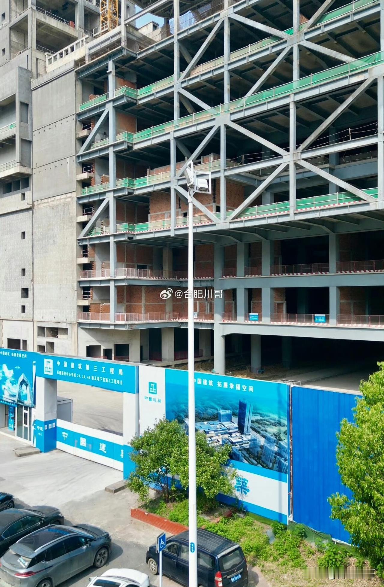 滨湖恒大D1、D2活了
宝能A地块和C地块也活了
现在连联投中心书城，也复工了