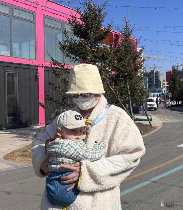 大厂年薪50万离职了，因为半年前老婆升任公司副总裁（年薪突破200万）。

主动