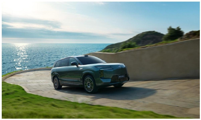 前几天上市的腾势N8L了解了一下。我发现现在的大六座车都开始越做越舒适，恨不得把