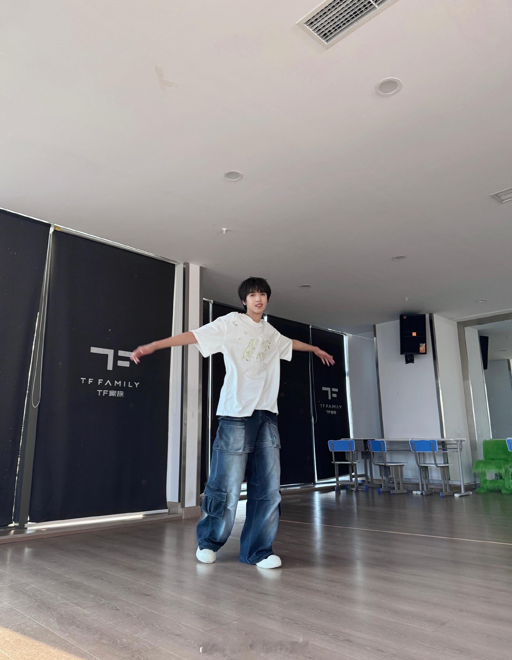 张桂源 女生合照张桂源这组图在公司拍的。。明显的是工作人员 张桂源没惹任何人！ 