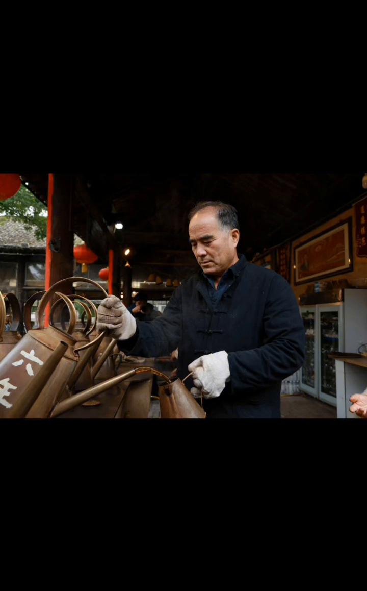 这一辈子不容易，活在当下。岁月是一面镜子，照己、照人、照过往。不是因为幸福才微笑