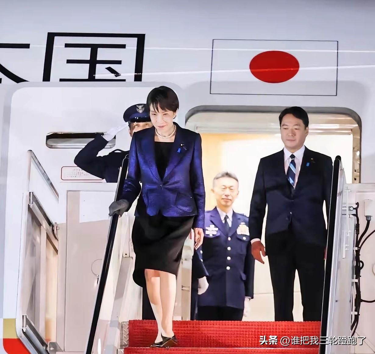 当地时间3月18日晚间，日本首相高市早苗一路风尘仆仆终于抵达了华盛顿。

正当她