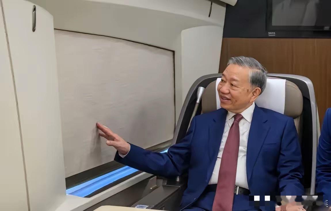 苏林坐在高铁抚摸遮阳帘，感受中国制造，满是欢喜，对此很有兴趣。或许期待着有一日能