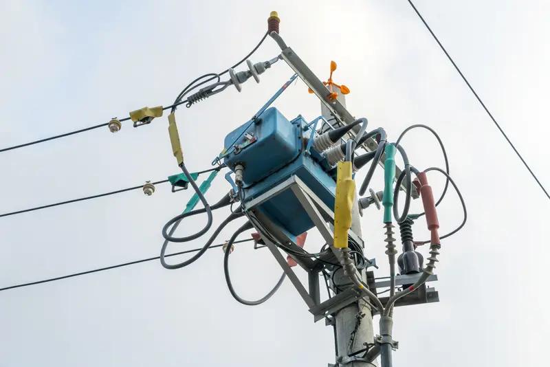 特高压，电网设备始终是今天的主流，贵金属表现也不错，市场缩量2800亿，市场窄幅