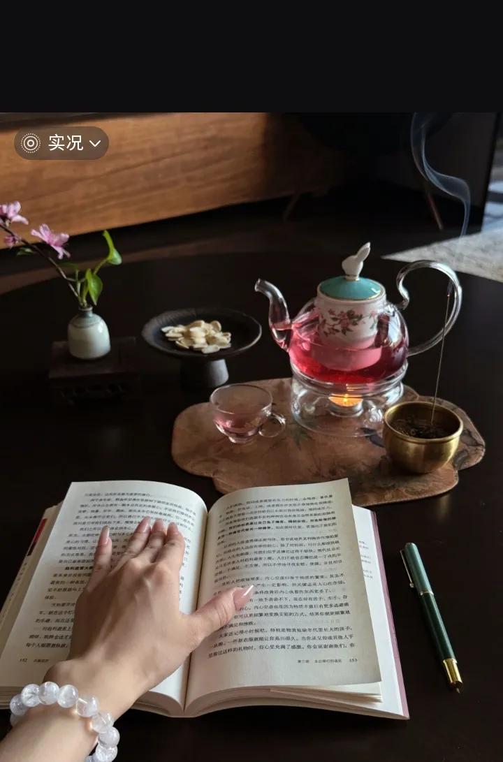 你千万不要小瞧这样的女人。
 
偏爱独处，喜欢宅家。
一天大半时间都不出门，
唯