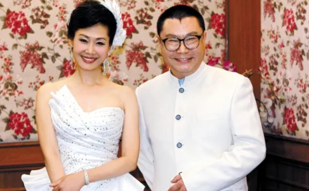 2010年，歌星尹相杰为了得到搭档于文华的爱，痴痴地等到了41岁，结过两次婚的于
